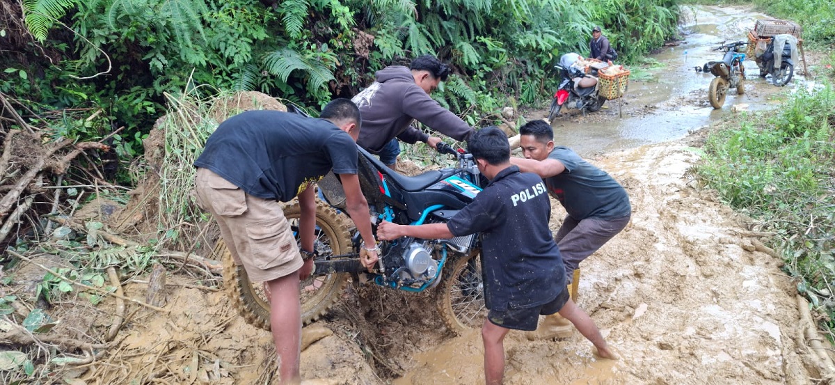 Nekat Terabas Material Longsor, Motor Seorang Warga di Sarolangun Masuk ke Jurang 