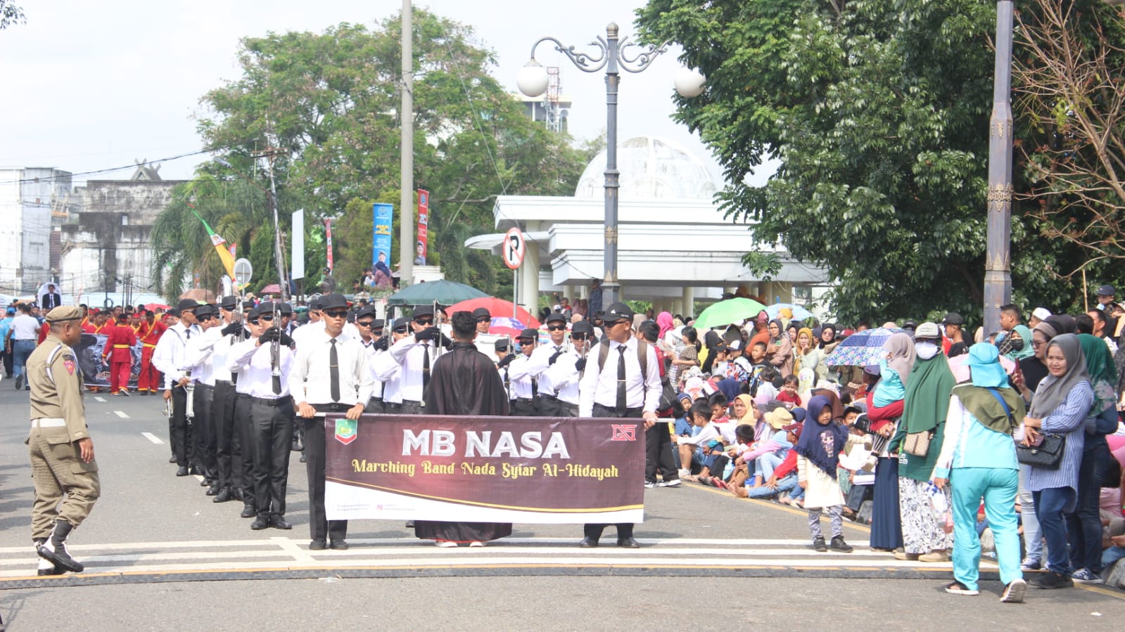 Pawai Pembangunan Provinsi Jambi Dimulai, Ribuan Masyarakat Tumpah Ruah di Jalanan