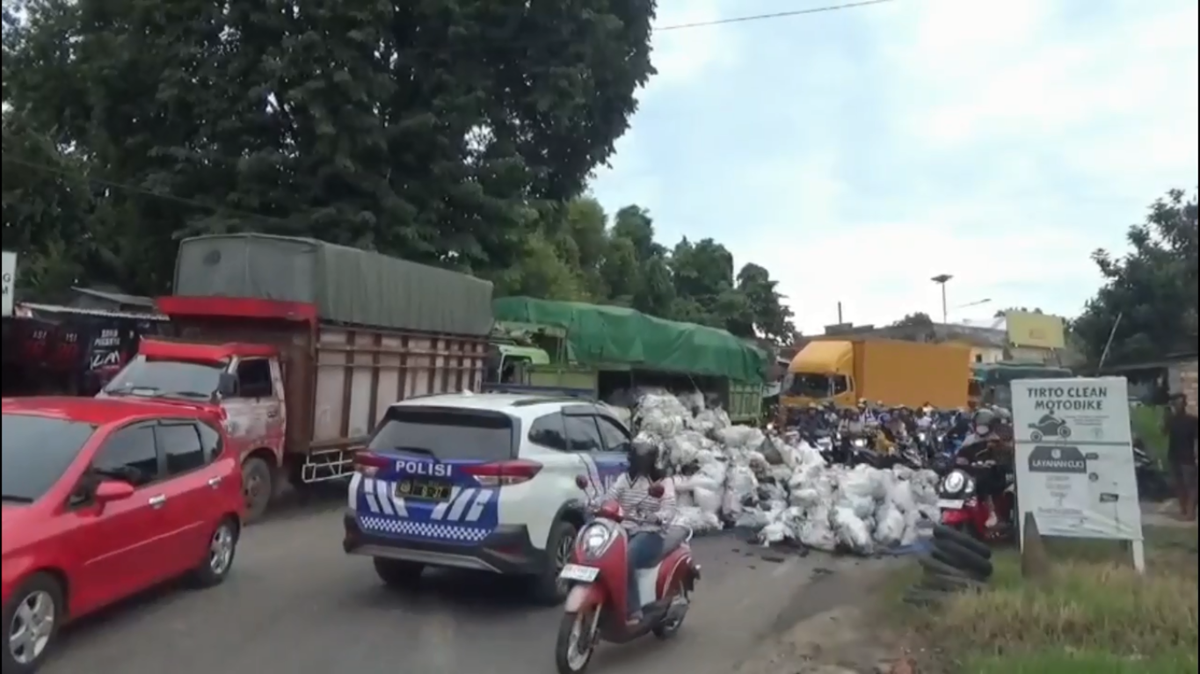 Angkut 11 Ton Arang, Truk Terguling dan Sebabkan Kemacetan di Lintas Timur Sumatra