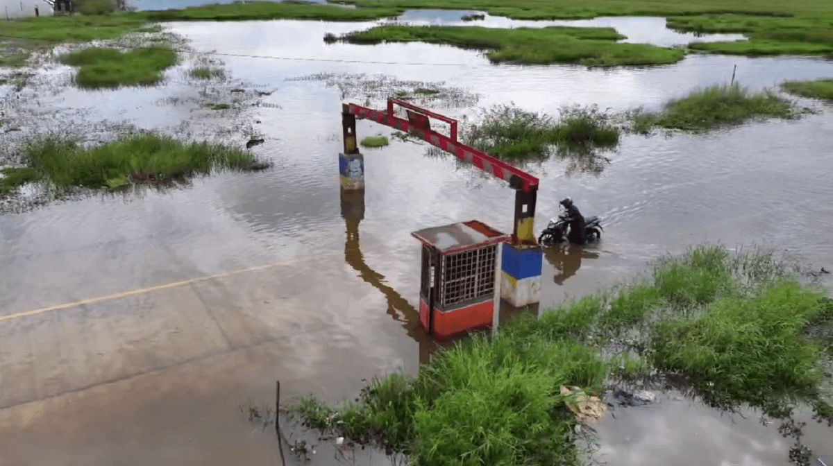 Akses Jalan Jembatan Kerinduan Sungai Penuh Terendam Banjir, Aktivitas Masyarakat Terhambat