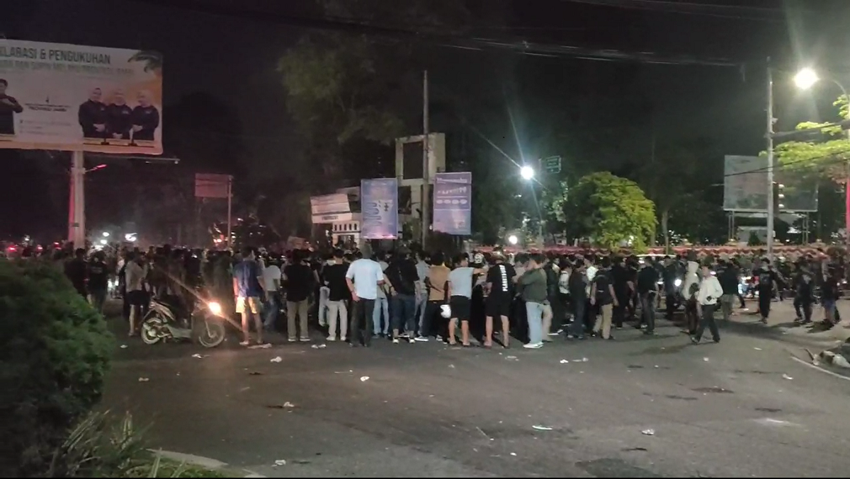 Aksi Unjuk Rasa di Jambi Memanas Hingga Larut Malam