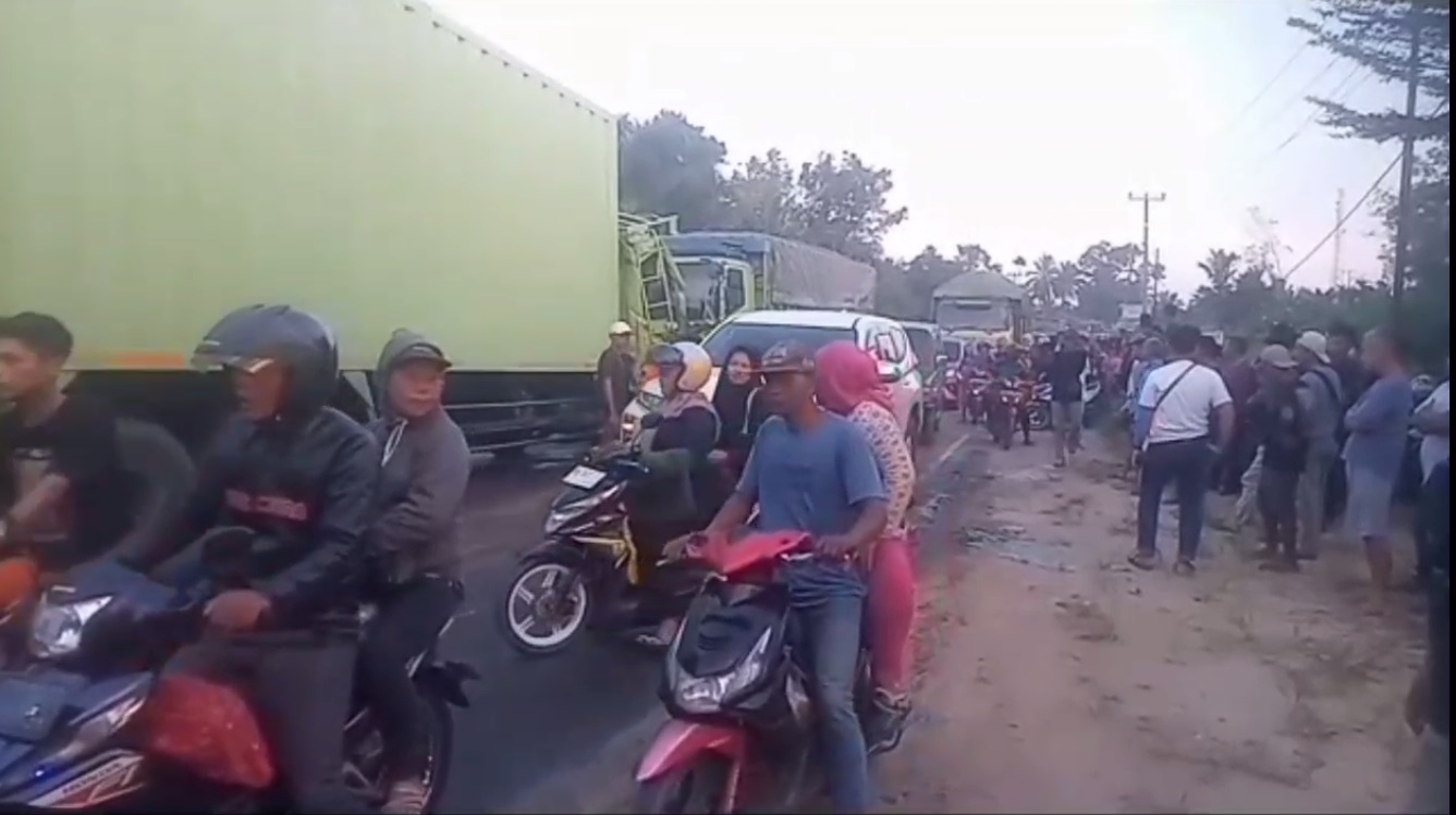 Kecelakaan Beruntun Sebabkan Jalan Lintas Jambi-Palembang Macet Parah 