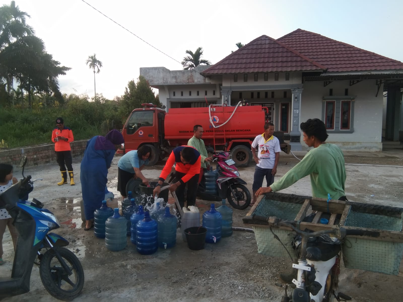 Kemarau Panjang, Pemkab Muaro Mulai Salurkan Air Bersih Kepada Masyarakat  