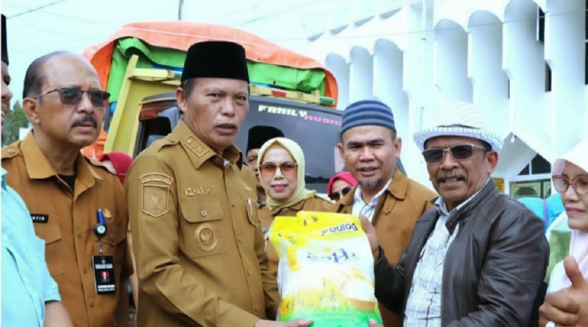 Wawako Sungai Penuh Azhar Lepas Bantuan Korban Bencana Sumbar