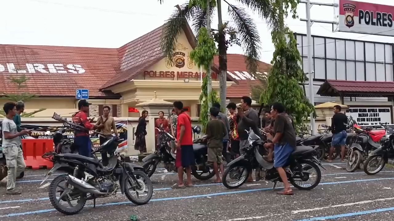 Warga SAD Bersenjata Kecepek Serbu Polres Merangin, Polisi Sempat Diserang