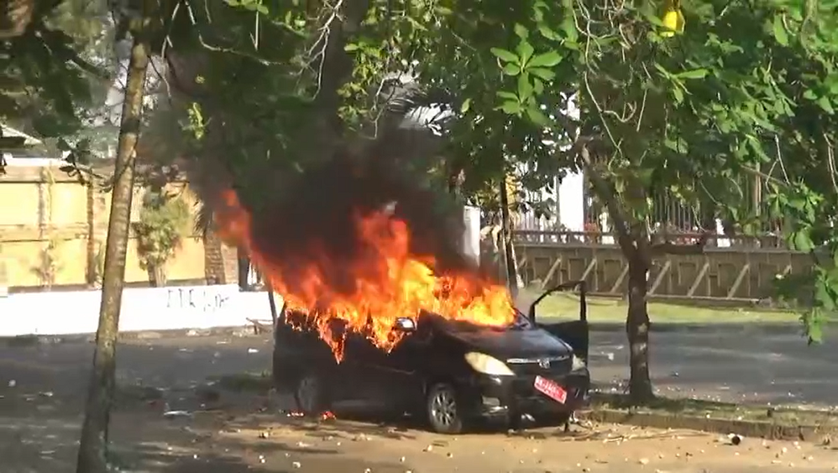 Mobil Dinas Hangus Terbakar Saat Unjuk Rasa, Damkar Evakuasi Mobil Tersebut