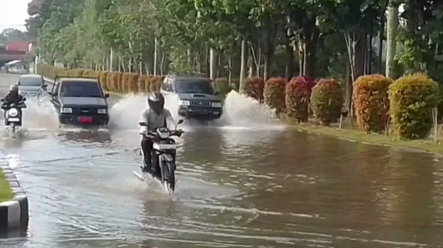 Akses Ke Kantor Bupati Tebo Terendam Akibat Drainase Tidak Berfungsi Dengan Baik