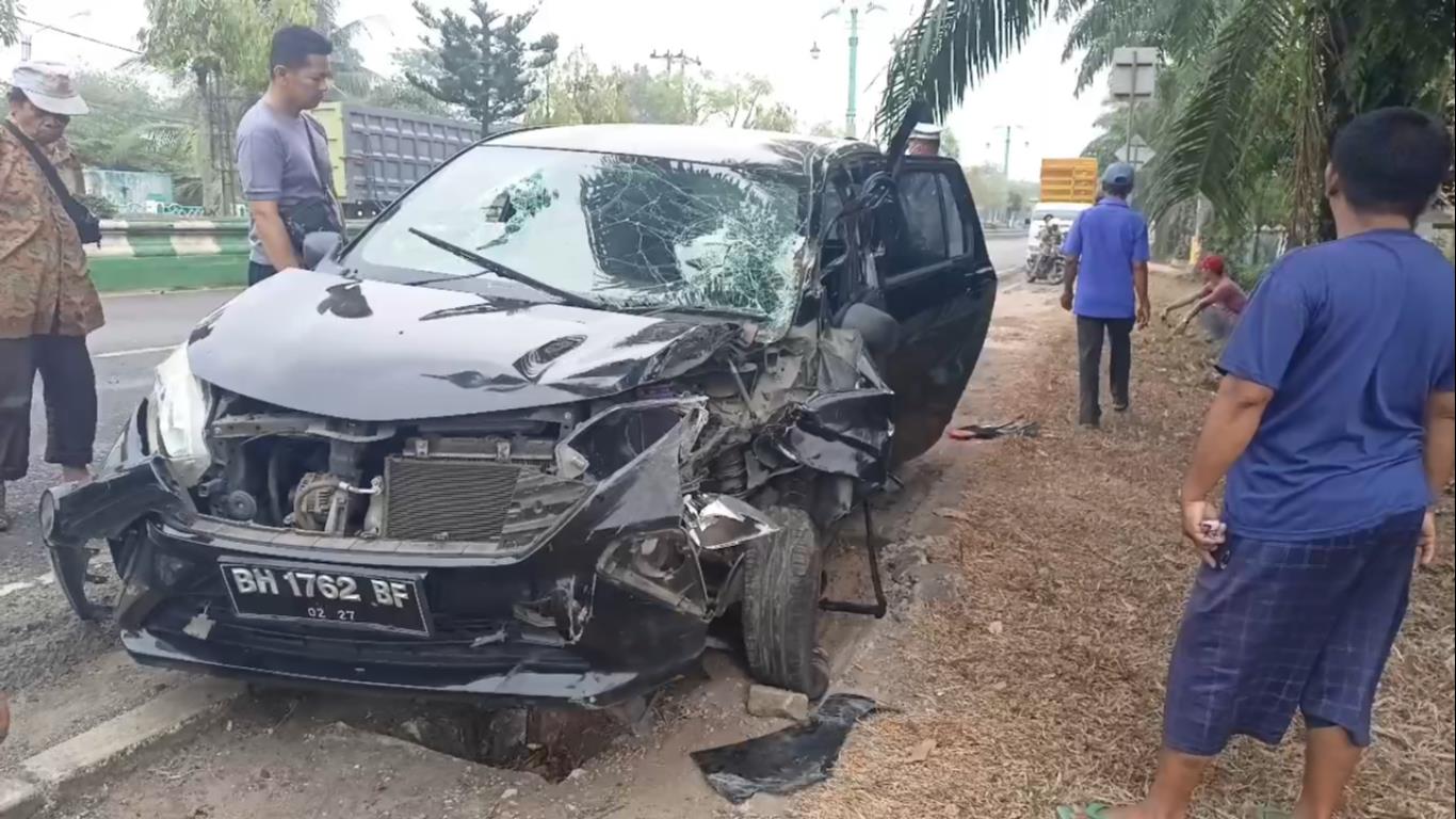 Sigra Tabrak Truk Fuso yang Parkir di Badan Jalan, Dua Orang Luka