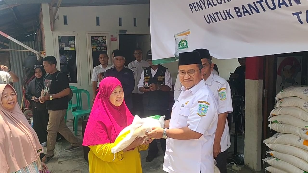 Maulana Serahkan Bantuan Beras Untuk 27.364 KPM