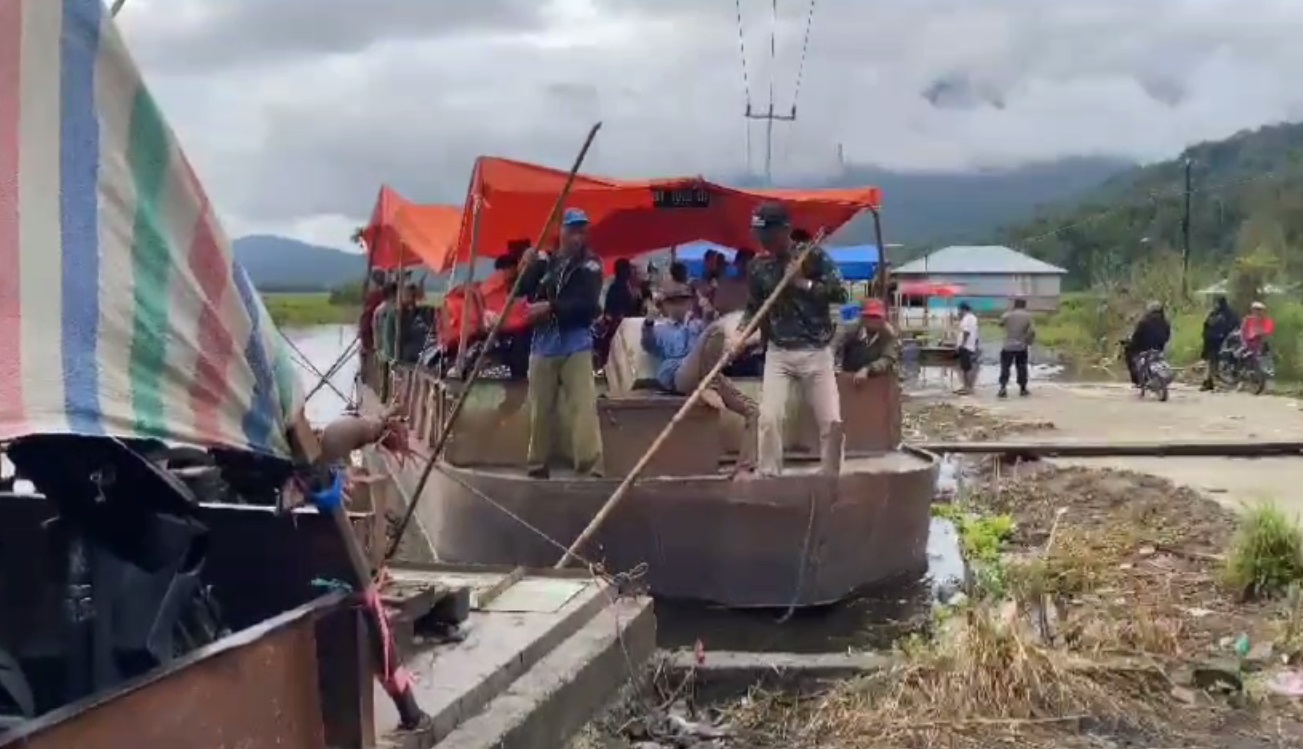 Jalan Masih Tergenang Banjir, Warga Insiatif Buat Ojek Perahu Untuk Alat Transportasi