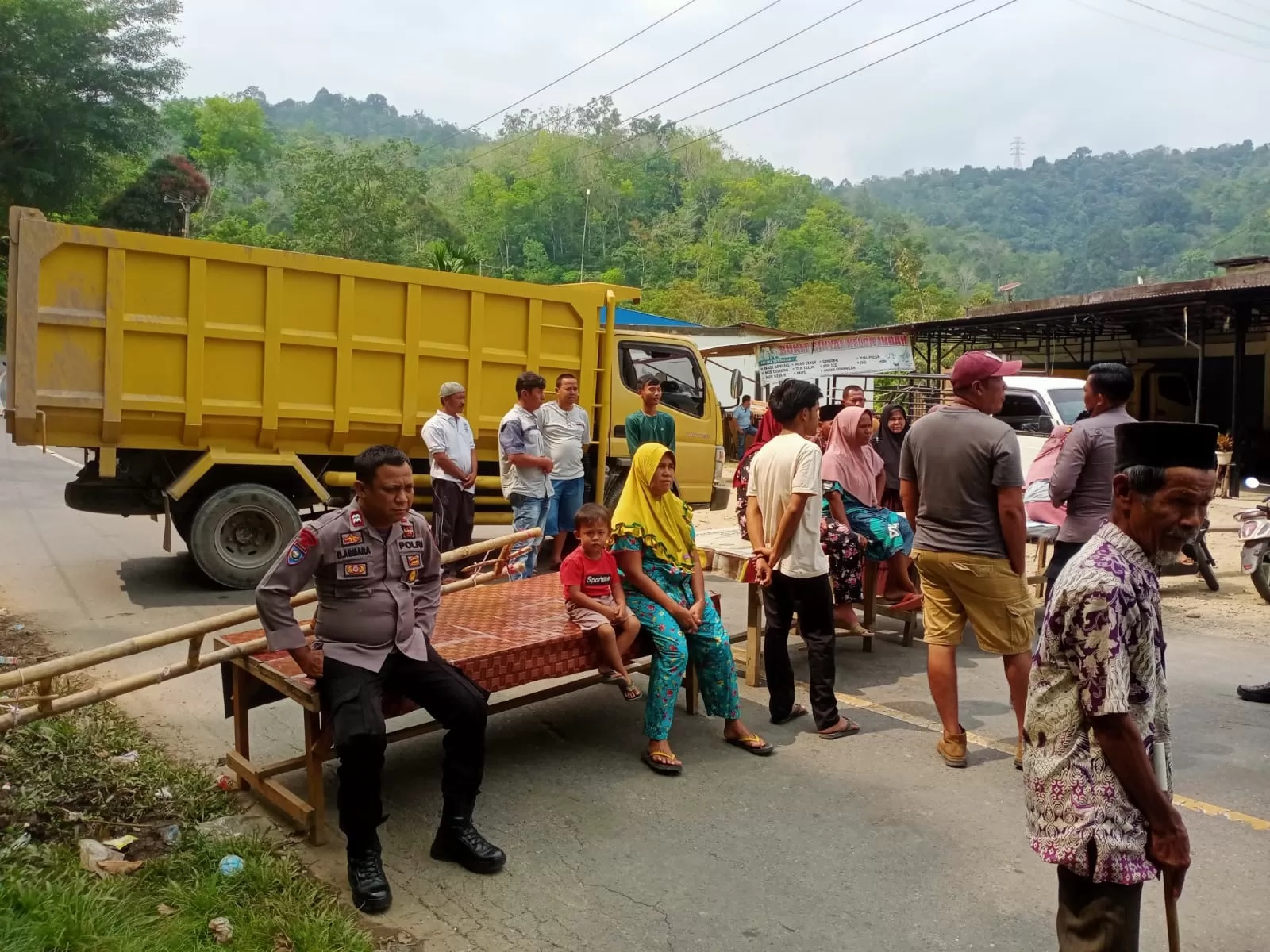 Warga Perentak Kembali Memblokir Jalan Lintas Kerinci-Bangko