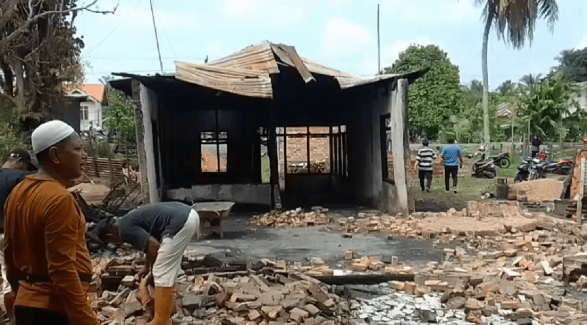 Warga Bergotong Royong Membangun Rumah Sementara Untuk Korban Kebakaran Jalan Pinggir Lintas Tebo - Jambi