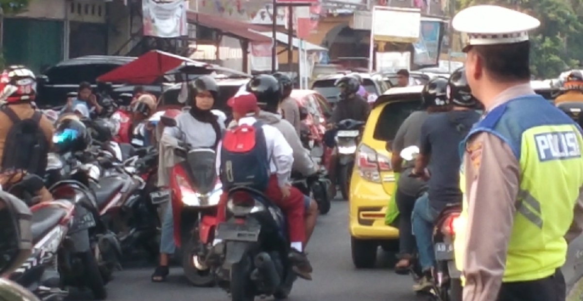 Suasana Mengantar Anak Sekolah Hari Pertama, Jalanan Kawasan Simpang BI – Kambang Macet Parah