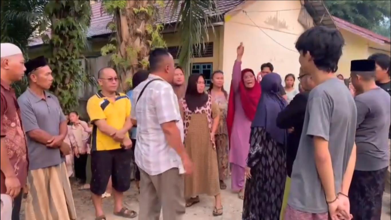 Lagi! Rumah Terduga Pengedar Sabu di Rantau Kapas Mudo Digeruduk Warga