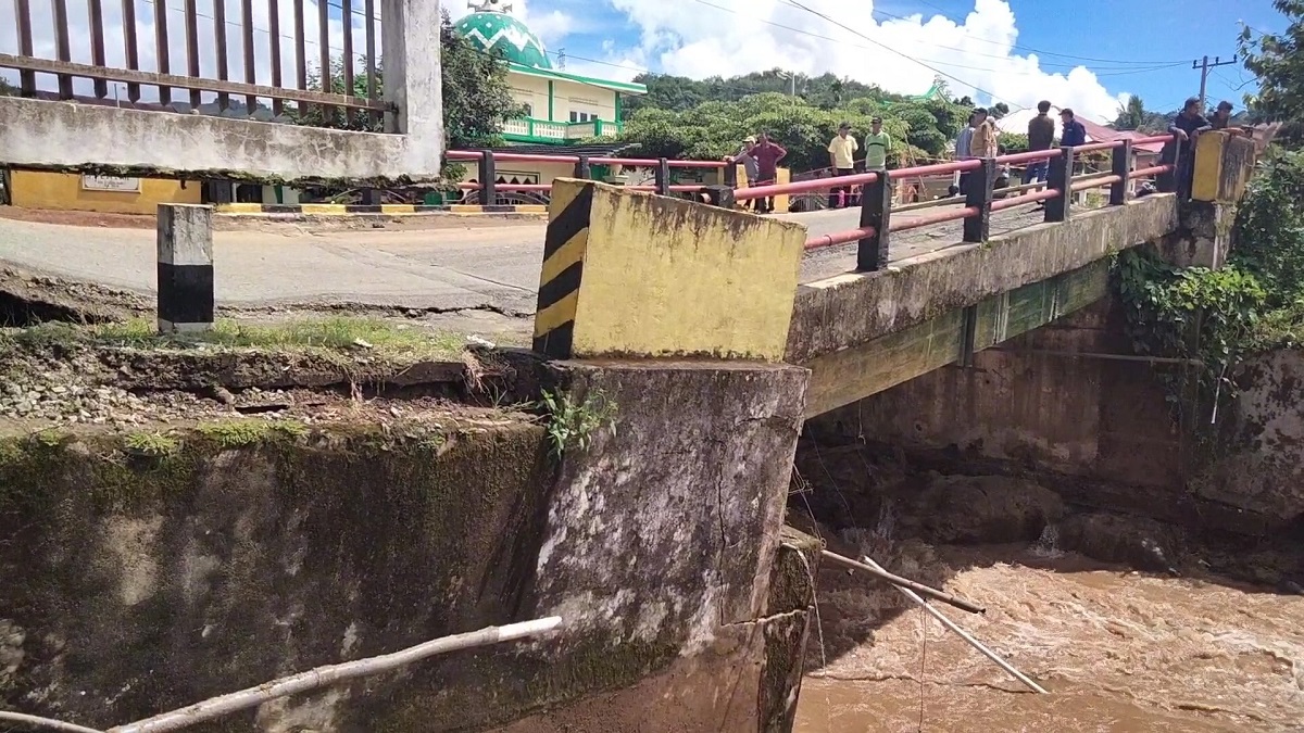 Banjir Bandang Kerinci Rusak Jembatan Tamiai Hingga Nyaris Ambruk