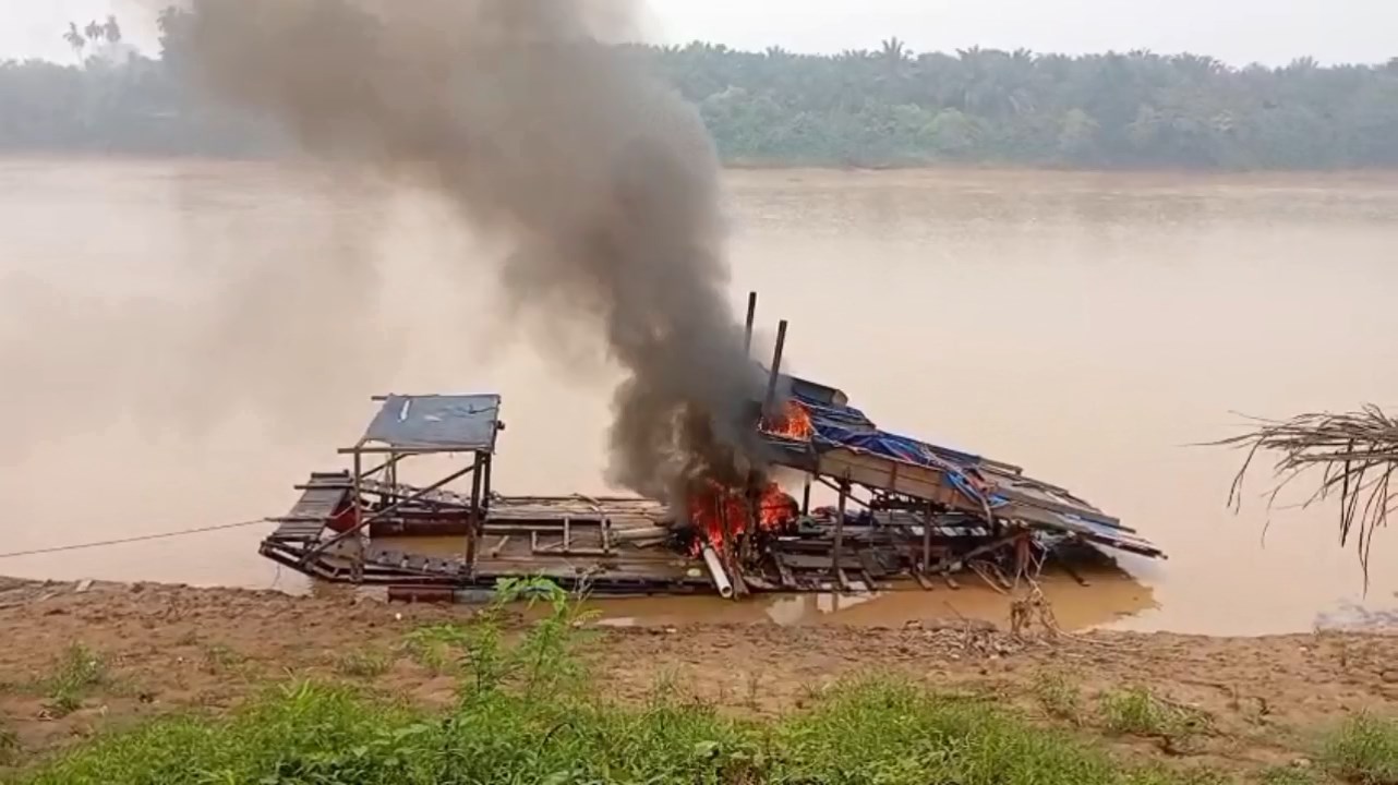 Peti Kembali Picu Amarah Warga Punti Kalo, Rakit Dompeng Dibakar Massa