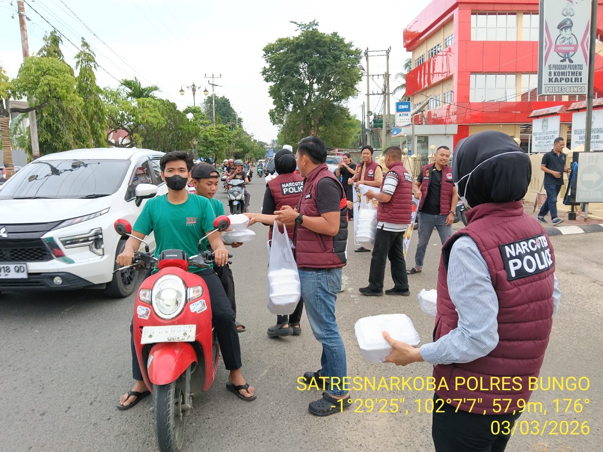 Satresnarkoba Polres Bungo Berbagi Takjil untuk Masyarakat di Bulan Ramadhan