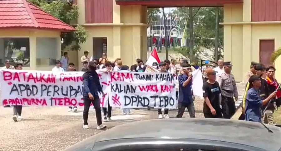 Diduga Ada Kongkalikong, Mahasiswa Tebo Demo Desak DPRD Batalkan APBD-P Tahun 2024