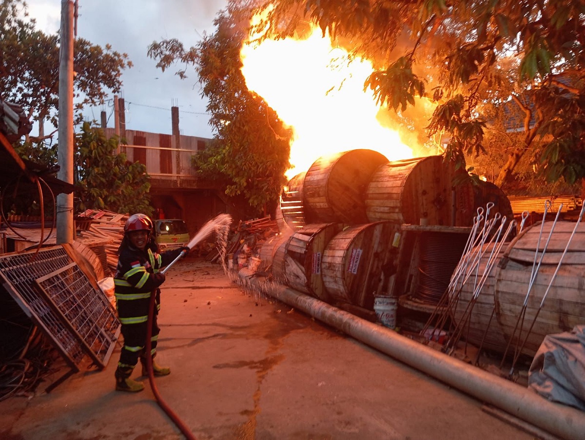 Diduga Puntung Rokok, Gudang Kabel Gulung di Jambi Timur Terbakar