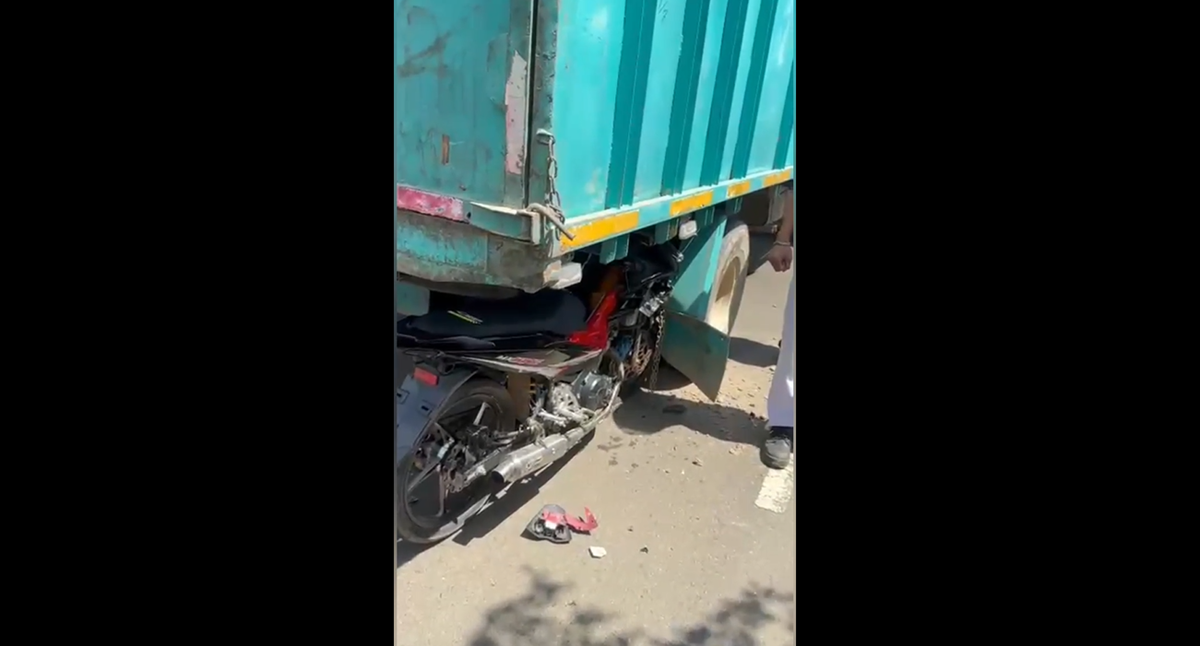 Seorang Pemotor Tewas Hantam Truk Yang Terparkir Tanpa Pengaman