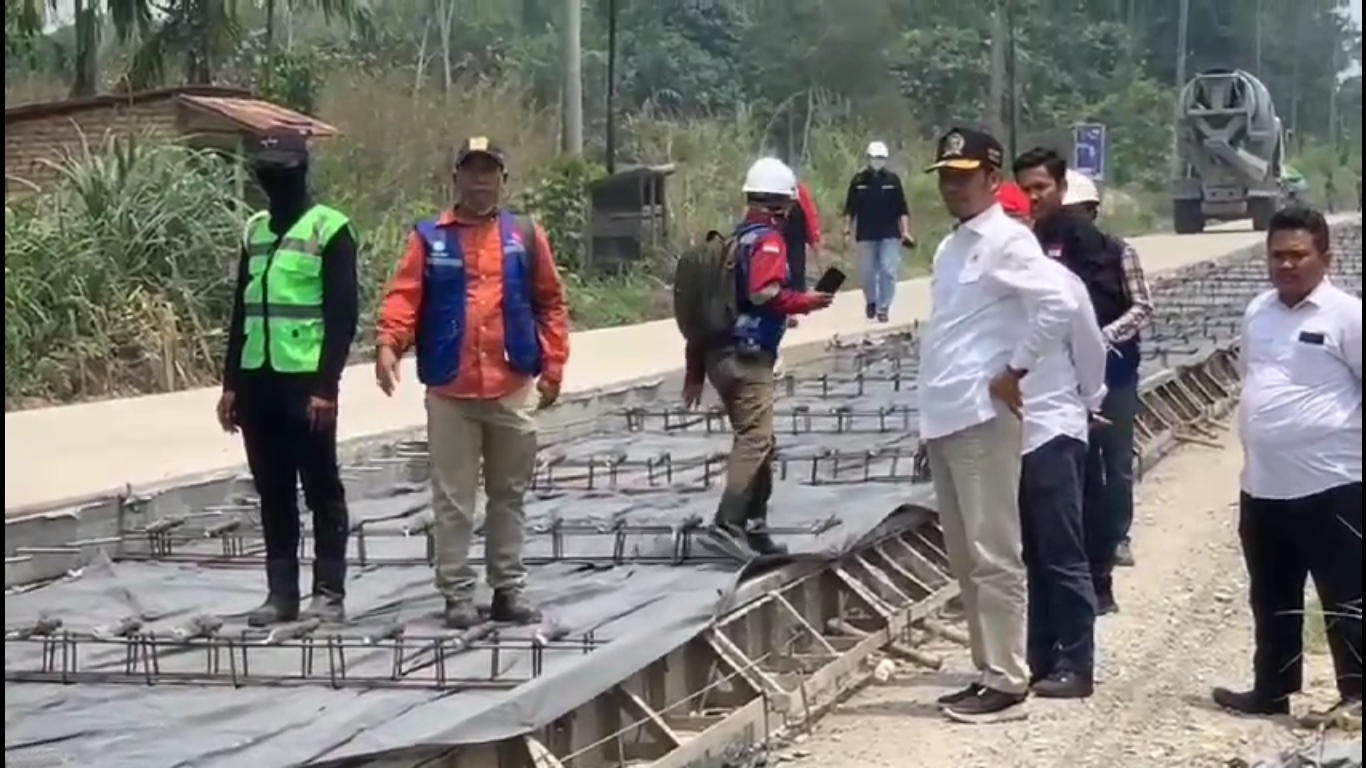 Ketua DPRD Jambi Edi Purwanto Tinjau Pembangunan Jalan Inpres di Talang Duku dan Sungai Gelam 