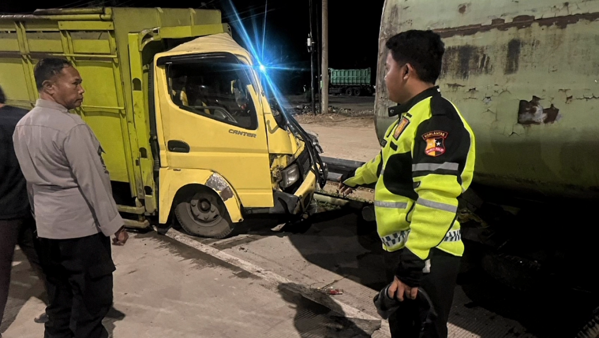 Kecelakaan Dini Hari di Jalan Jambi-Muara Bulian, Truck Hilang Kendali Hantam Kendaraan Parkir