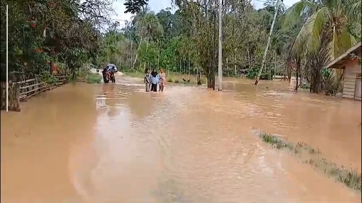 Warga Ujung Tanjung Terobos Banjir Demi Pilkada 2024