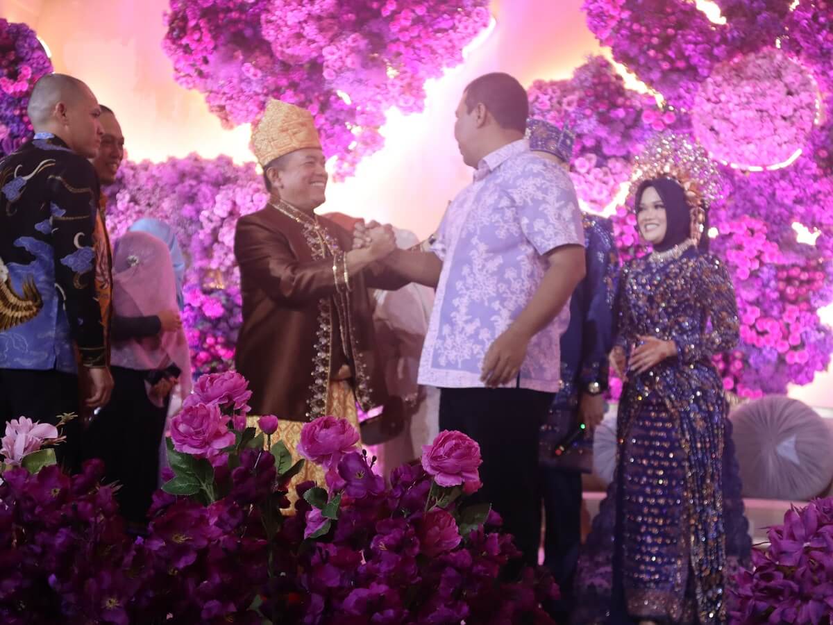 Romi Hadiri Pernikahan Anak Gubernur Jambi, Doakan Wo Haris Cepat Dapat Cucu