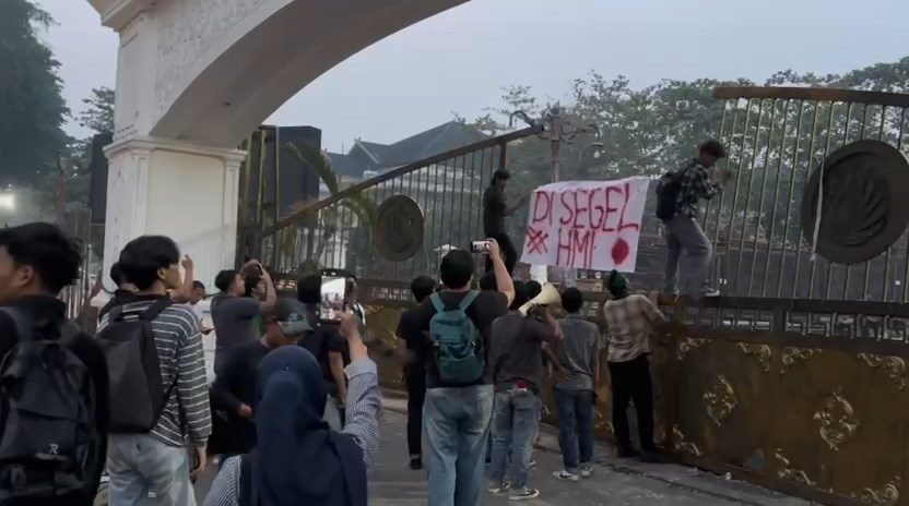 Demo Kabut Asap Memanas, Massa Aksi Terobos Pagar Kantor Gubernur Jambi
