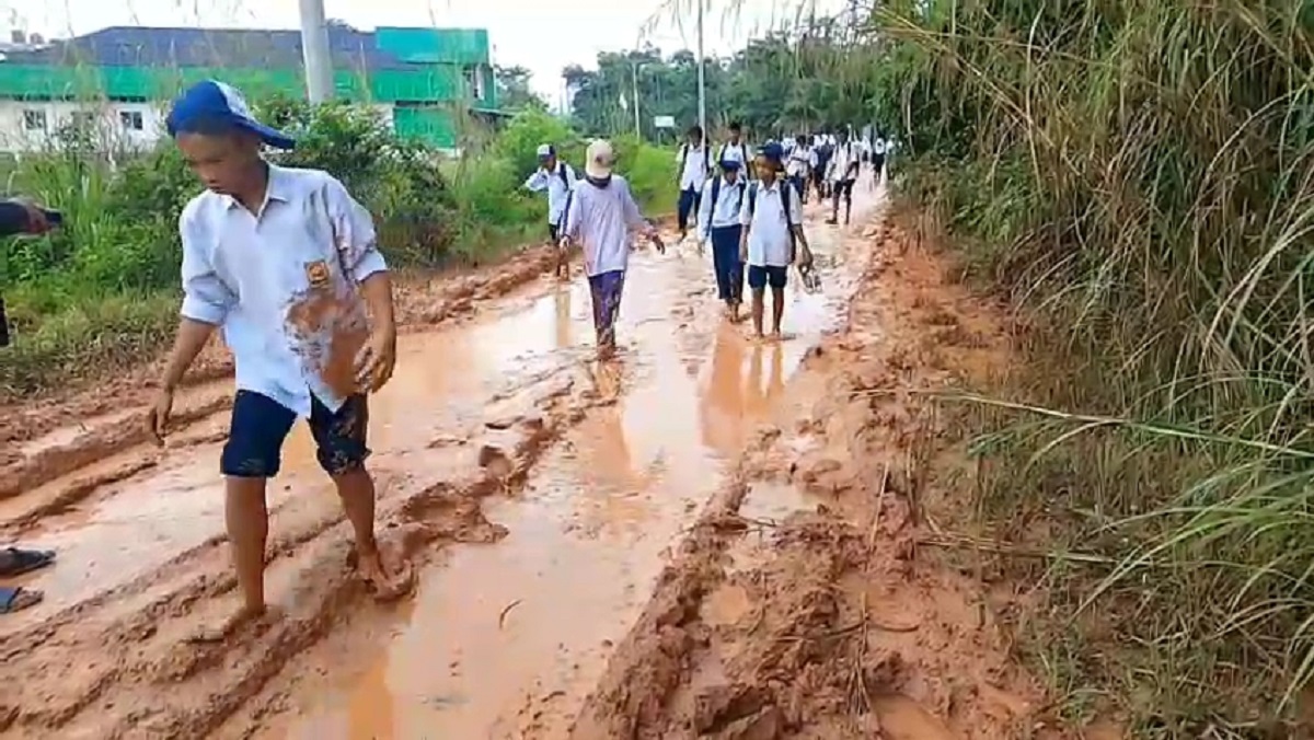 Jalan Rusak, Siswa SMP Merangin Ke Sekolah Tanpa Sepatu