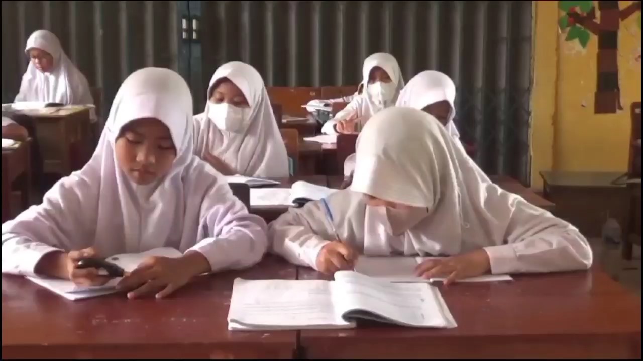 Bahaya Kabut Asap, Siswa SDN 126 Mulai Menggunakan Masker Saat Belajar