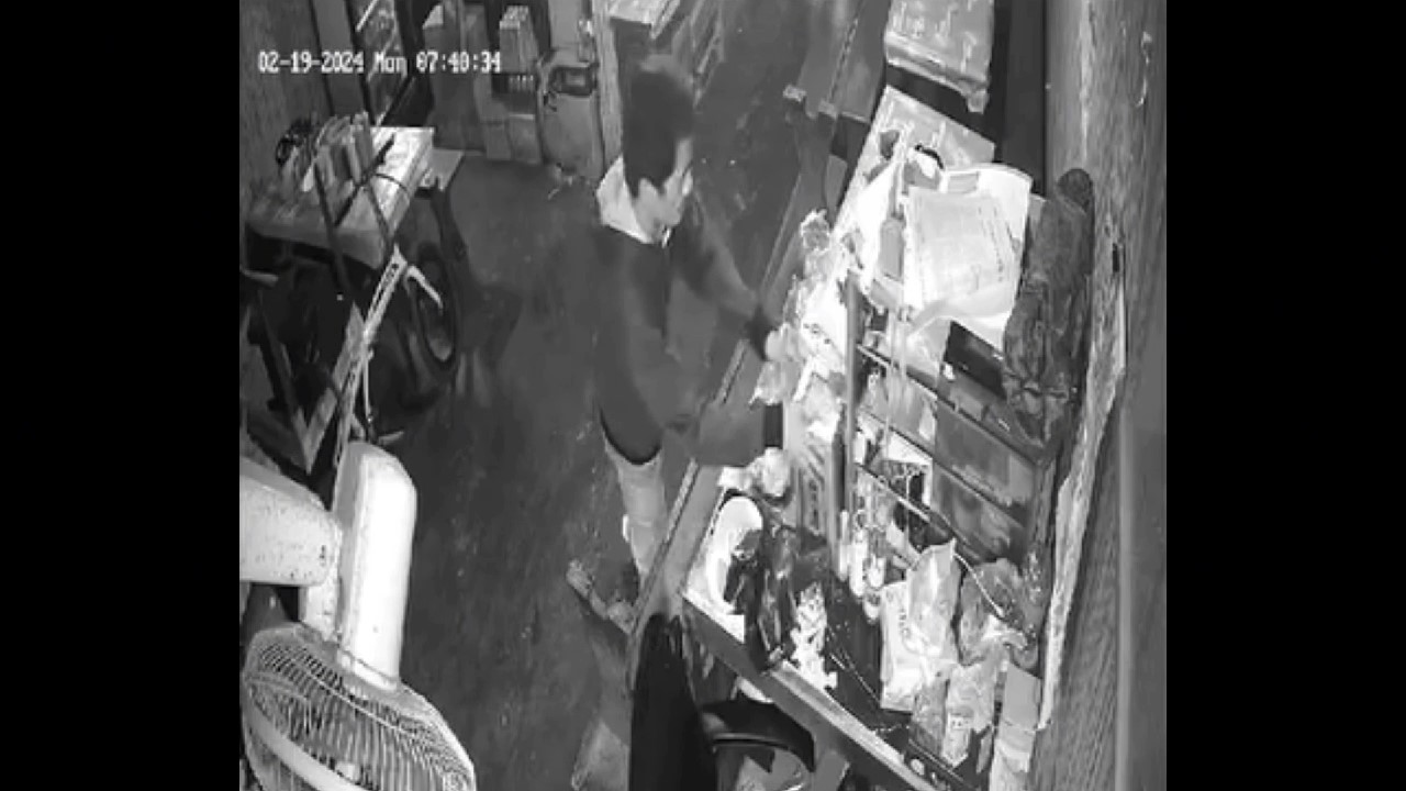 Pencurian Kotak Amal di Meja Kasir Warung Bakso, Aksi Pelaku Terekam Kamera CCTV