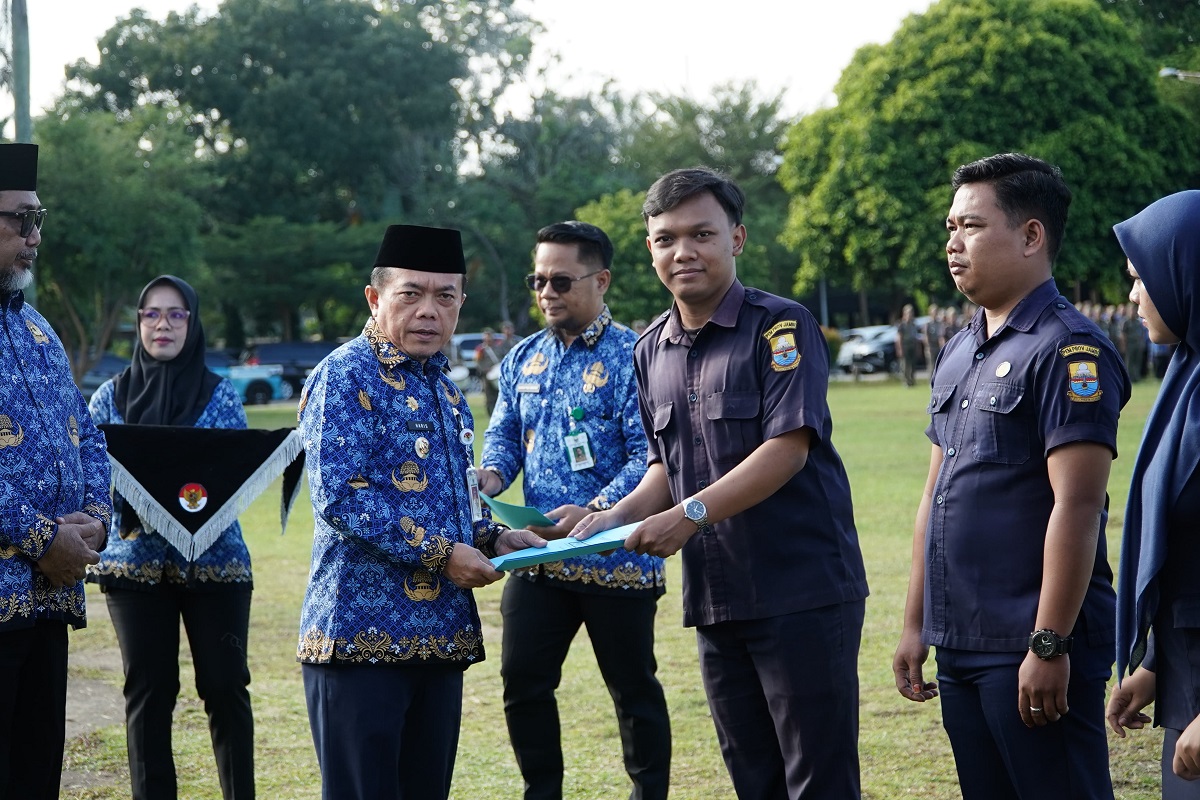 Gubernur Al Haris Pimpin Upacara Peringatan Korpri Dan Serahkan SK Kepada Pegawai Non ASN