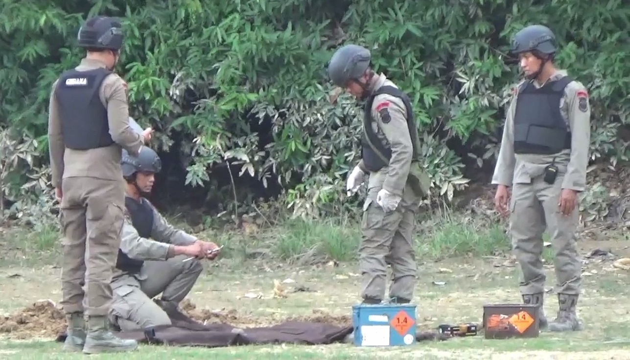 Warga Heboh, Anak-Anak Temukan Granat Nanas Saat Mencari Ikan