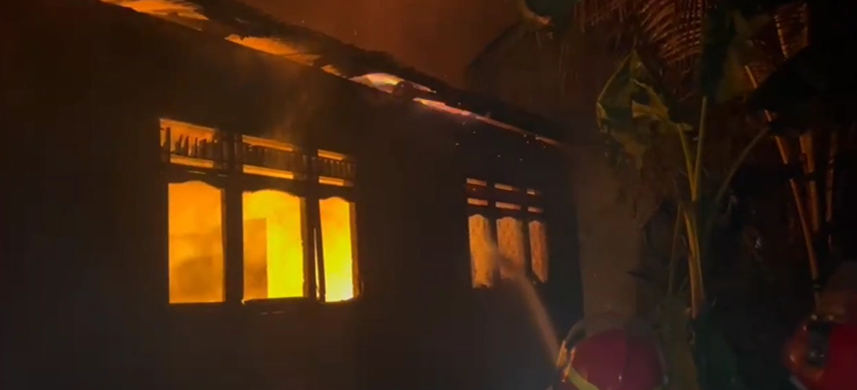 Korsleting Listrik, Satu Unit Rumah di Telanaipura Hangus Terbakar