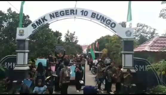 Aksi Siswa SMKN 10 Bungo Mogok Belajar, Tutup Pagar Sekolah Larang Guru Mengajar