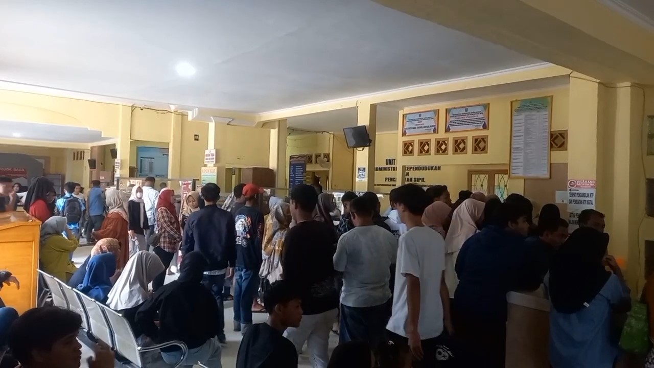 Jelang Hari Pencoblosan, Kantor Dukcapil Sarolangun Diserbu Warga yang Mengurus E-KTP atau SUKET