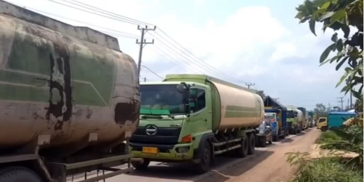 Kemacetan Panjang Hingga 4 Km di Jalur lintas Muara Bulian-Tembesi Dikeluhkan Pengendara