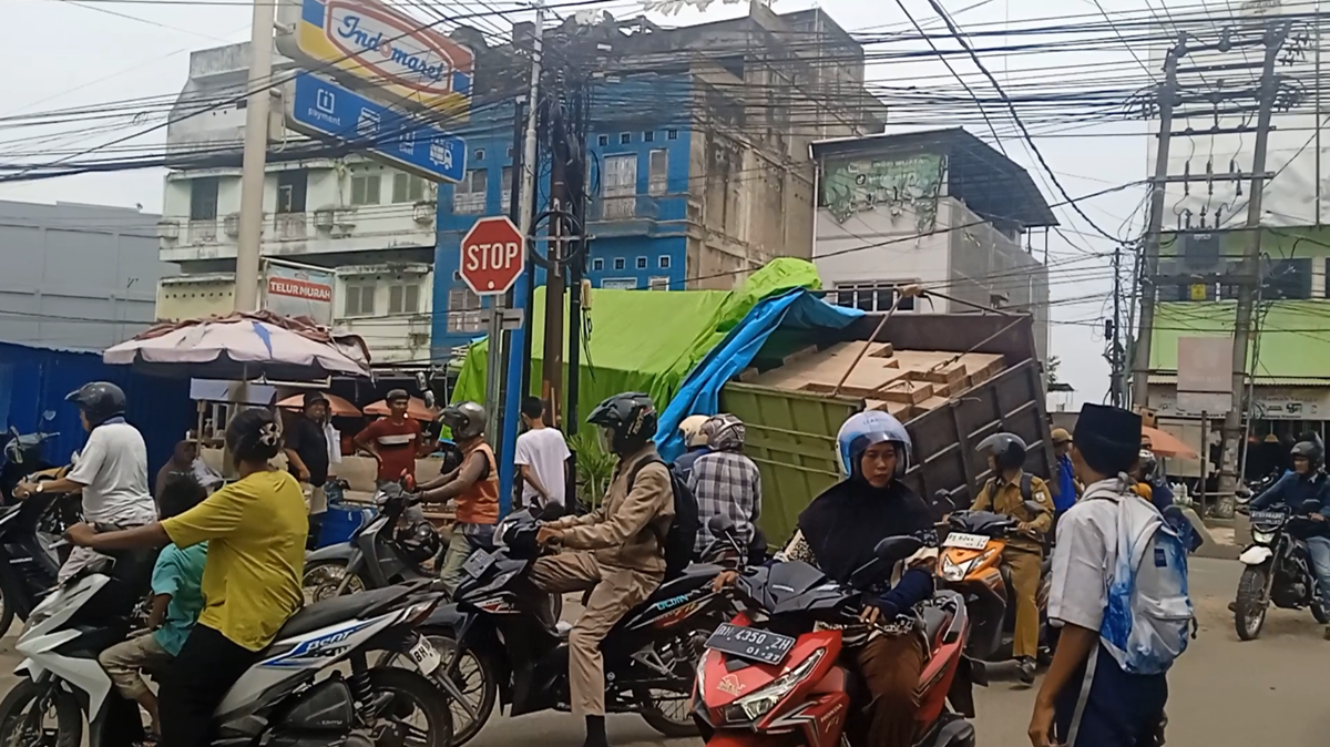 Truk Bermuatan Sarden Terperosok di Parit Talang Banjar Akibat Ikuti Arah Google Maps