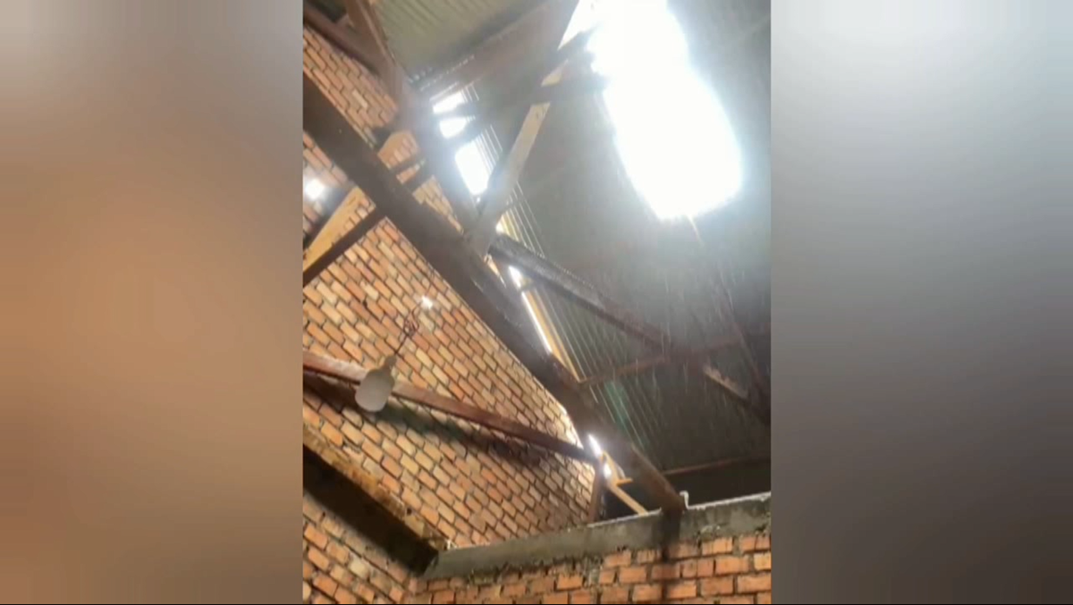 Waspada Cuaca Ekstrem 3 Rumah di Batang Hari Diterjang Angin Puting Beliung