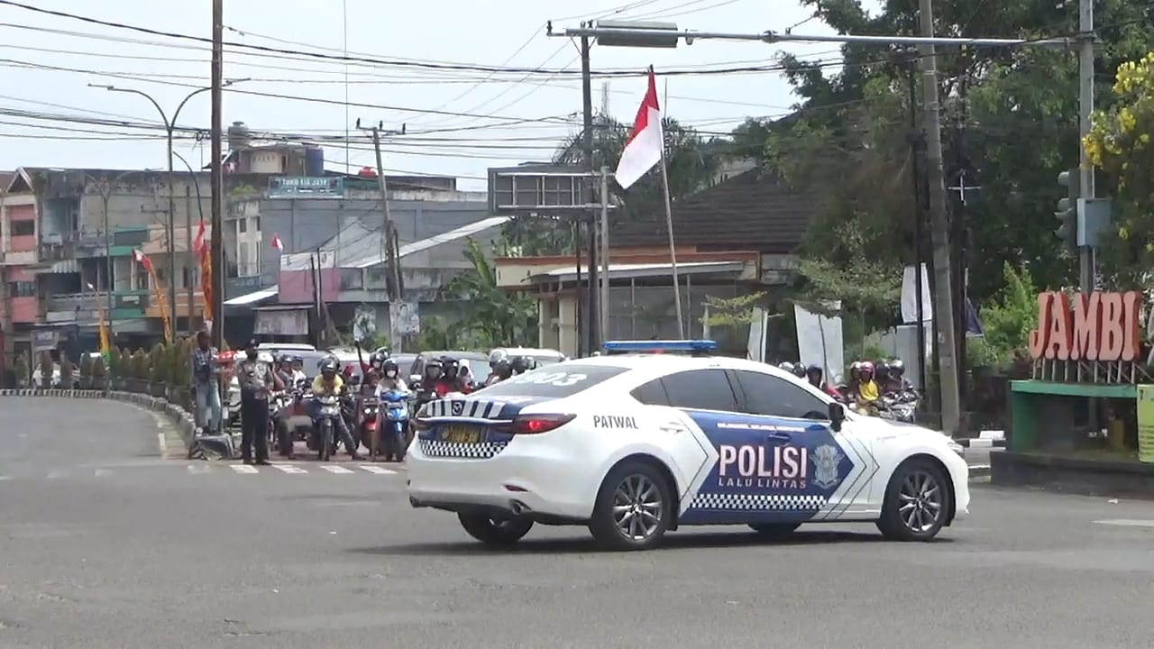 Berhenti Sejenak, Polisi dan Masyarakat Lakukan Penghormatan Saat Detik-detik Proklamasi 17 Agustus