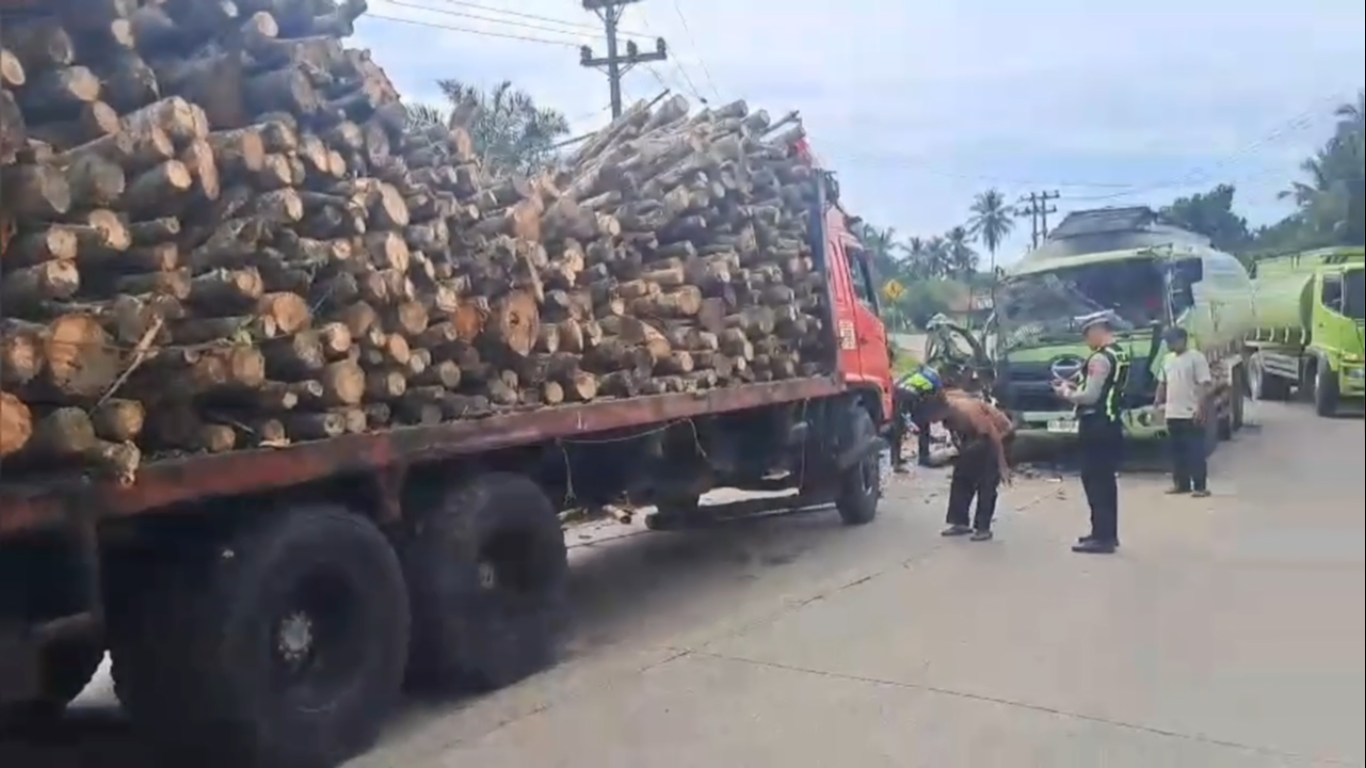 Truk Tangki CPO dan Truk Pengangkut Kayu Terlibat Tabrakan di Batang Hari