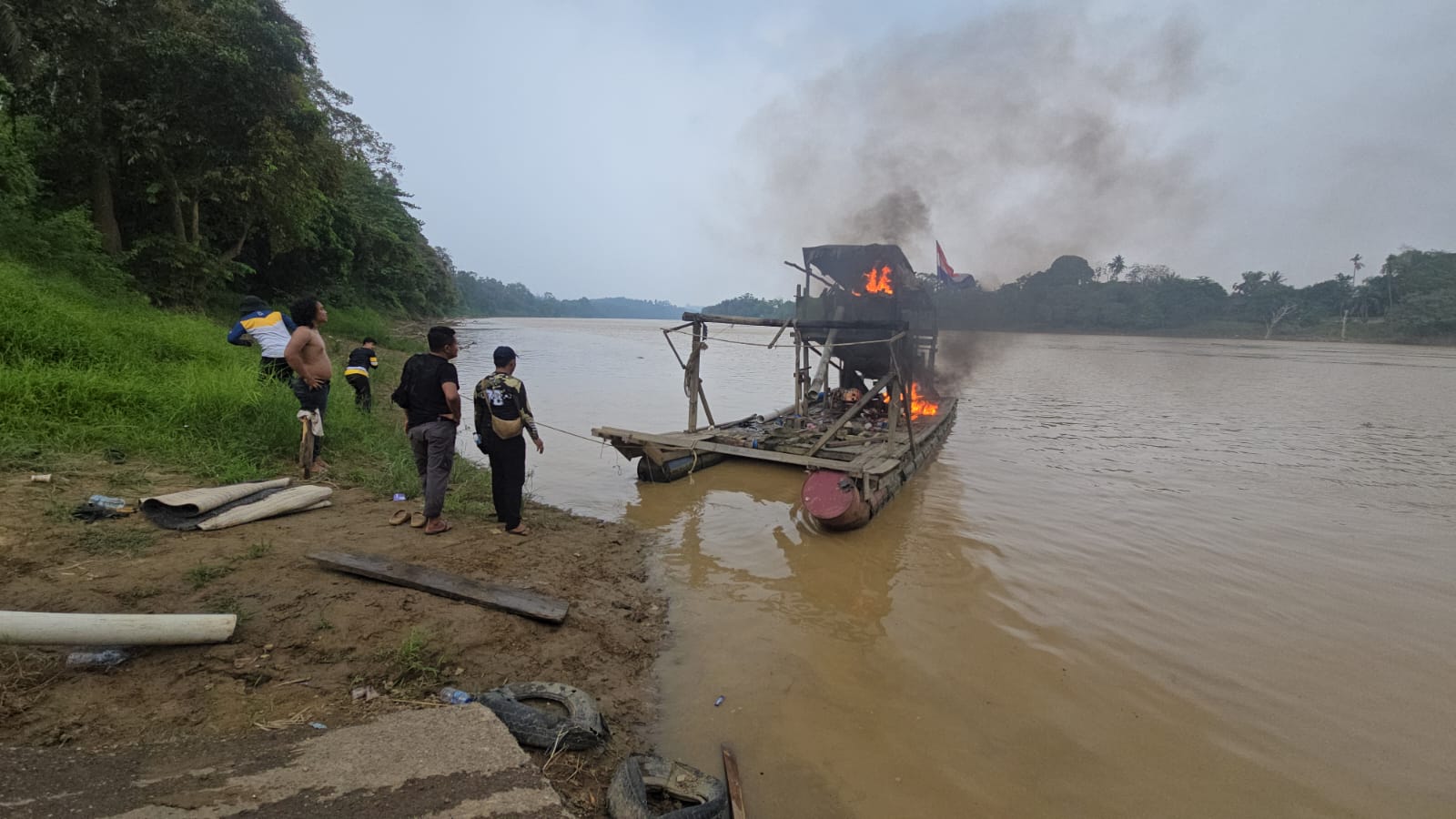 Tim Opsnal Satreskrim Polres Tebo Tangkap Penambang dan Bakar Rakit Dompeng Sungai