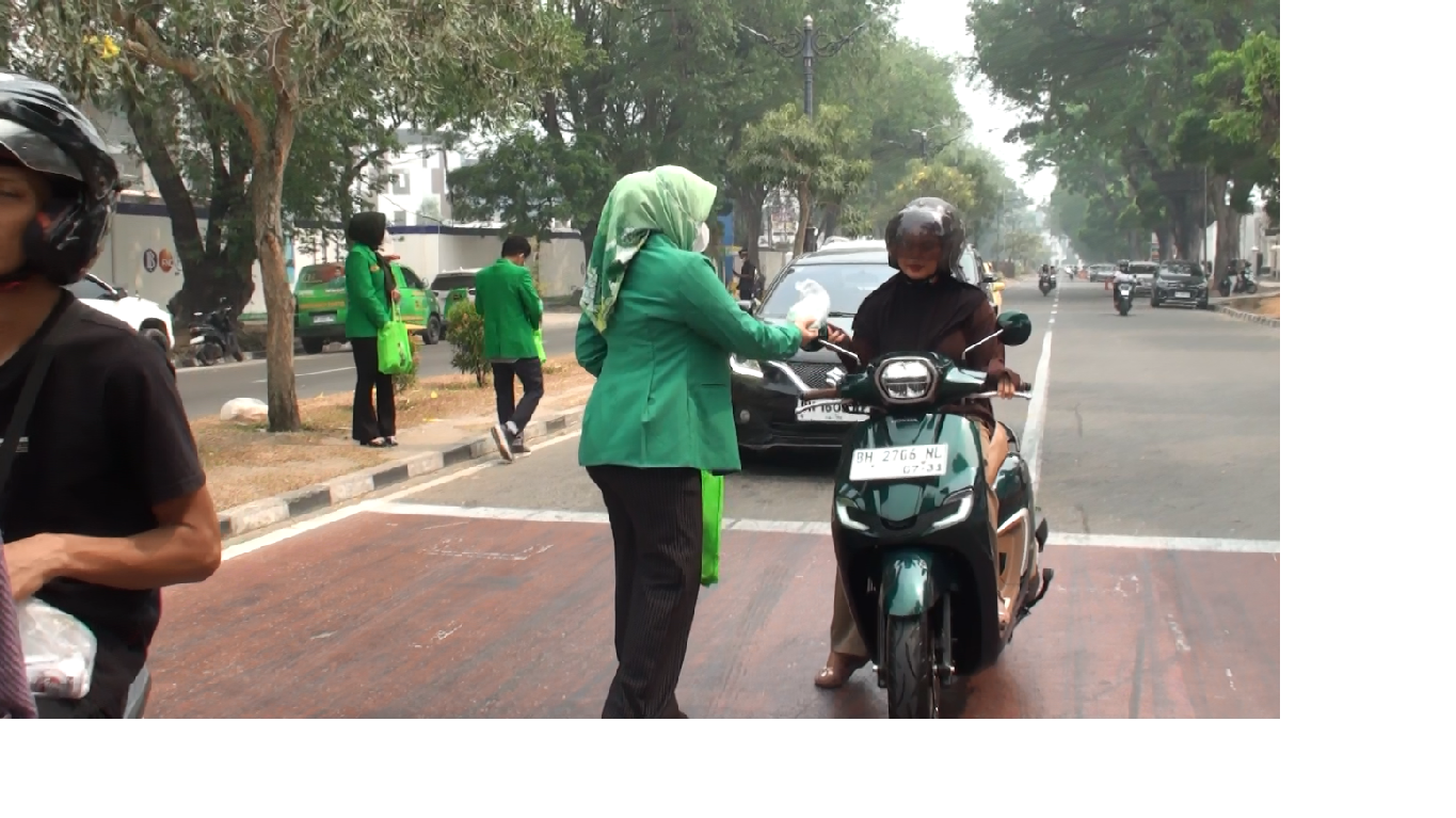 Peduli Warga Terdampak Kabut Asap, PPP dan PW WPP Bagikan Masker dan Vitamin