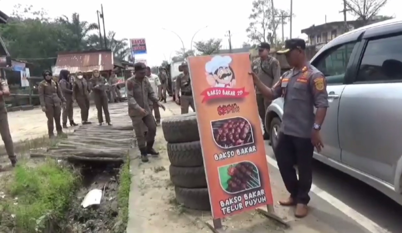 Satpol PP Tertibkan Pkl Yang Berjualan di Atas Trotoar Kawasan Sengeti