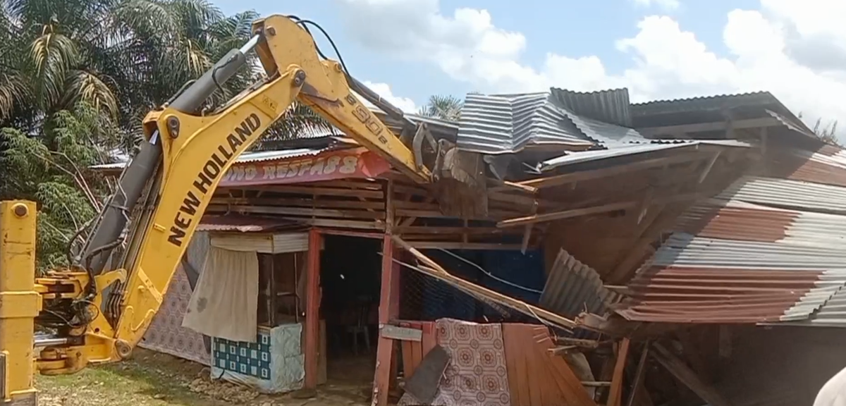 11 Rumah Diduga Tempat Prostitusi Di Merangin Diratakan Oleh Petugas
