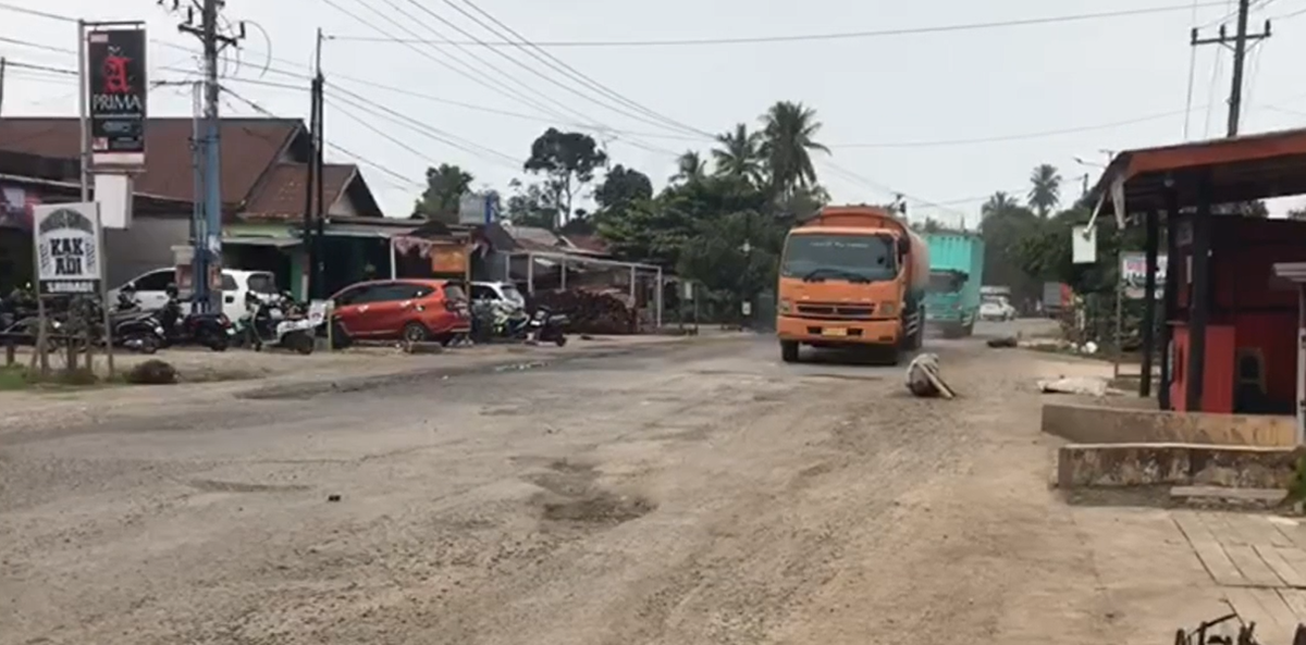 Warga Muara Bulian Keluhkan Kerusakan Jalan Lintas Sumatera