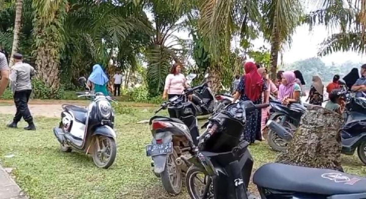 Emak - emak Desa Teluk Langkap Tolak Kedatangan Personel Polres Tebo