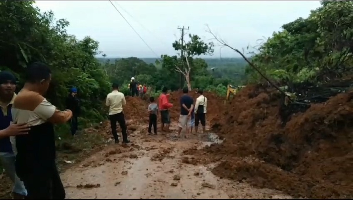 Bencana Longsor di Jujuhan Putuskan Akses Jalan Menuju 2 Desa