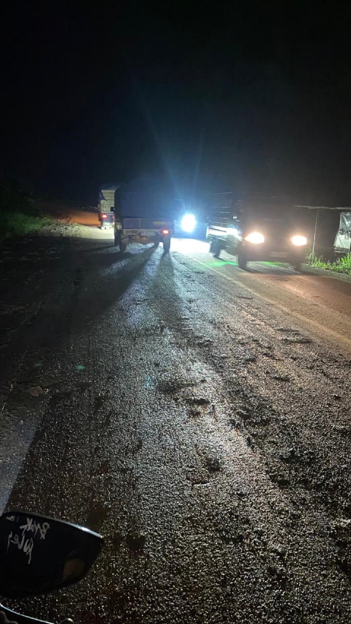 Jalan Nasional Dipenuhi Lumpur, Pengendara Terancam Celaka Di Parit Culum II
